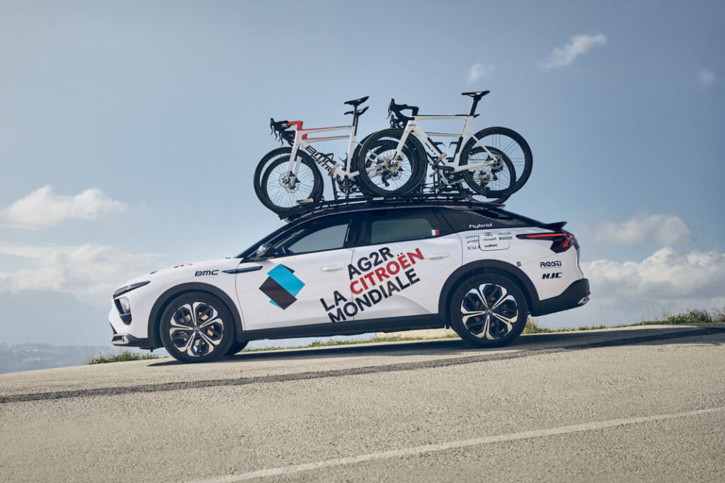 IL CALENDARIO DELLE GARE DI CICLISMO PER IL 2022 Il calendario per il 2022 a cui parteciperanno i corridori di AG2R Citroën Team prevede più di 100 gare. Tra queste gare, sono previste 33 gare nell’ambito del UCI World Tour 2022 (mondiale del ciclismo professionisti maschile su strada). Il primo appuntamento è in Germania, dal 20 al 26 febbraio, con il UAE Tour mentre la gara conclusiva della stagione è prevista in Cina con il Tour of Guangxi, dal 13 al 18 ottobre. In Italia, il calendario del UCI World Tour 2022 sarà inaugurato dalla gara Strade Bianche, il 5 marzo in Toscana. Seguirà poi la Tirreno-Adriatico, dal 7 al 13 marzo. Il 19 marzo prenderà il via la Milano-Sanremo, e poi dal 6 al 29 maggio il Giro d’Italia, tra le più importanti e prestigiose corse ciclistiche a tappe, su strada, a livello europeo. L’ultima gara italiana, Il Lombardia, partirà l‘8 ottobre. Tra le gare più iconiche del UCI World Tour 2022 al di fuori dell’Italia, in ordine temporale: il Giro delle Fiandre, la Paris-Roubaix, il Tour de France, La Vuelta a España. AG2R CITROËN TEAM: I CORRIDORI Il 7 gennaio 2022, Vincent Lavenu, Direttore Generale del team AG2R CITROËN TEAM, ha presentato i corridori che compongono la squadra AG2R CITROËN TEAM per il 2022. La squadra è composta da 29 corridori: Clément Berthet, Geoffry Bouchard, Lilian Calmejane, Clément Champoussin, Mikaël Cherel, Benoît Cosnefroy, Stan Dewulf, Felix Gall, Dorian Godon, Jaakko Hänninen, Anthony Jullien, Bob Jungels, Paul Lapeira, Lawrence Naesen, Oliver Naesen, Ben O’Connor, Aurélien Paret-Peintre, Valentin Paret-Peintre, Nans Peters, Nicolas Prodhomme, Antoine Raugel, Marc Sarreau, Michael Schär, Damien Touzé, Greg Van Avermaet, Gijs Van Hoecke, Andrea Vendrame, Clément Venturini, Larry Warbasse. L’età media deli atleti è di 27,9 anni e ben 11 corridori hanno un’età pari o inferiore ai 25 anni. Sono 9 le Nazioni rappresentate dai corridori all’interno della squadra: Francia, Belgio, Italia, Lussemburgo, Svizzera, Stati Uniti, Finlandia, Australia e Austria. L’Italia è rappresentata da Andrea Vendrame, nato a Conegliano il 20 luglio 1994, nel team dal 2020. Nel 2021, i principali risultati raggiunti sono stati la vittoria della dodicesima tappa del Giro d’Italia; la vittoria di tappa de La Route-d’Occitanie- La Depeche du midi; la conquista della terza posizione di tappa al Tour de Pologne.